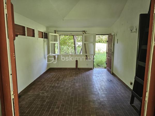 EXCLUSIVITE BSK IMMOBILIER- SAINT-FRANÇOIS – RÉSIDENCE KARUKERA.

Maison à rénover avec permis accepté – À deux pas de la mer.

BIEN RARE À LA VENTE | FORT POTENTIEL | EMPLACEMENT D’EXCEPTION

Au cœur de la très prisée résidence Karukera, à Saint-François, sur la route emblématique de la Pointe des Châteaux, découvrez cette maison individuelle à rénover, idéalement située à seulement 5 minutes du centre de Saint-François et à proximité immédiate de la mer, accessible à pied.

Un emplacement privilégié pour les amoureux de la Guadeloupe, à la recherche d’un pied-à-terre, d’une résidence principale ou d’un investissement à fort potentiel.

Une maison à réinventer selon vos envies.

Édifiée sur une belle parcelle de 604 m², cette maison non mitoyenne de 81 m2 en surface utile ( 35.22 m2 en loi carrez) offre une base idéale pour un projet de rénovation et de valorisation.

Elle se compose actuellement de :

- Un séjour de 16 m2,
- Une chambre spacieuse de 11.80 m2 avec placards,
- Une cuisine donnant sur une terrasse de 19 m2,
- Une salle d’eau avec WC,
- Un grand garage de 24,70 m².

Un projet déjà autorisé pour concrétiser vos envies.

Un permis d’extension et de modification de l’existant a été accepté pour la réalisation d’un très joli projet de maison contemporaine de type 3, comprenant deux chambres, un séjour, une grande cuisine, deux salles d’eau, un espace détente et un bac à punch de 5 x 2 mètres avec son deck.

Un véritable atout pour vous projeter sereinement dans votre futur lieu de vie ou votre investissement.

Le permis accordé pourra naturellement être modifié selon vos envies, vos besoins et votre vision du projet.

Les atouts :

✅ Résidence Karukera, secteur très recherché de Saint-François.

✅ À 5 minutes du centre-ville.

✅ Mer accessible à pied.

✅ Maison non mitoyenne.

✅ Parcelle de 604 m².

✅ Permis de construire accepté pour un projet de maison avec 2 chambres et bac à punch.

✅ Un potentiel exceptionnel dans un secteur recherché.

Une opportunité rare pour créer votre maison idéale dans un cadre privilégié, entre mer, tranquillité et douceur de vivre.

📍 Saint-François – Résidence Karukera, route de la Pointe des Châteaux.

📞 Pour plus d’informations ou organiser une visite, contactez moi.
Plan du projet, photos supplémentaires et vidéos sont disponibles sur demande.