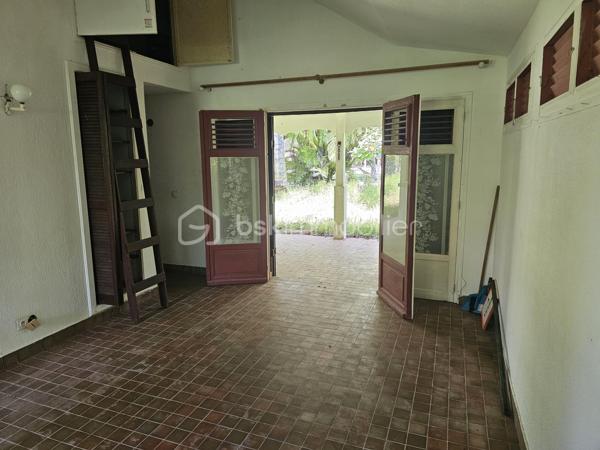 EXCLUSIVITE BSK IMMOBILIER- SAINT-FRANÇOIS – RÉSIDENCE KARUKERA.

Maison à rénover avec permis accepté – À deux pas de la mer.

BIEN RARE À LA VENTE | FORT POTENTIEL | EMPLACEMENT D’EXCEPTION

Au cœur de la très prisée résidence Karukera, à Saint-François, sur la route emblématique de la Pointe des Châteaux, découvrez cette maison individuelle à rénover, idéalement située à seulement 5 minutes du centre de Saint-François et à proximité immédiate de la mer, accessible à pied.

Un emplacement privilégié pour les amoureux de la Guadeloupe, à la recherche d’un pied-à-terre, d’une résidence principale ou d’un investissement à fort potentiel.

Une maison à réinventer selon vos envies.

Édifiée sur une belle parcelle de 604 m², cette maison non mitoyenne de 81 m2 en surface utile ( 35.22 m2 en loi carrez) offre une base idéale pour un projet de rénovation et de valorisation.

Elle se compose actuellement de :

- Un séjour de 16 m2,
- Une chambre spacieuse de 11.80 m2 avec placards,
- Une cuisine donnant sur une terrasse de 19 m2,
- Une salle d’eau avec WC,
- Un grand garage de 24,70 m².

Un projet déjà autorisé pour concrétiser vos envies.

Un permis d’extension et de modification de l’existant a été accepté pour la réalisation d’un très joli projet de maison contemporaine de type 3, comprenant deux chambres, un séjour, une grande cuisine, deux salles d’eau, un espace détente et un bac à punch de 5 x 2 mètres avec son deck.

Un véritable atout pour vous projeter sereinement dans votre futur lieu de vie ou votre investissement.

Le permis accordé pourra naturellement être modifié selon vos envies, vos besoins et votre vision du projet.

Les atouts :

✅ Résidence Karukera, secteur très recherché de Saint-François.

✅ À 5 minutes du centre-ville.

✅ Mer accessible à pied.

✅ Maison non mitoyenne.

✅ Parcelle de 604 m².

✅ Permis de construire accepté pour un projet de maison avec 2 chambres et bac à punch.

✅ Un potentiel exceptionnel dans un secteur recherché.

Une opportunité rare pour créer votre maison idéale dans un cadre privilégié, entre mer, tranquillité et douceur de vivre.

📍 Saint-François – Résidence Karukera, route de la Pointe des Châteaux.

📞 Pour plus d’informations ou organiser une visite, contactez moi.
Plan du projet, photos supplémentaires et vidéos sont disponibles sur demande.