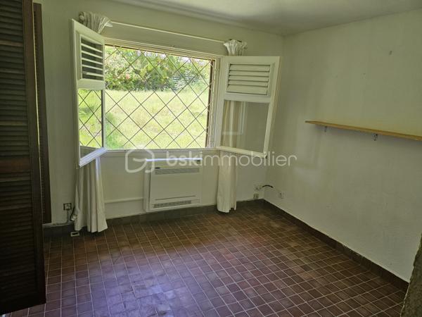 EXCLUSIVITE BSK IMMOBILIER- SAINT-FRANÇOIS – RÉSIDENCE KARUKERA.

Maison à rénover avec permis accepté – À deux pas de la mer.

BIEN RARE À LA VENTE | FORT POTENTIEL | EMPLACEMENT D’EXCEPTION

Au cœur de la très prisée résidence Karukera, à Saint-François, sur la route emblématique de la Pointe des Châteaux, découvrez cette maison individuelle à rénover, idéalement située à seulement 5 minutes du centre de Saint-François et à proximité immédiate de la mer, accessible à pied.

Un emplacement privilégié pour les amoureux de la Guadeloupe, à la recherche d’un pied-à-terre, d’une résidence principale ou d’un investissement à fort potentiel.

Une maison à réinventer selon vos envies.

Édifiée sur une belle parcelle de 604 m², cette maison non mitoyenne de 81 m2 en surface utile ( 35.22 m2 en loi carrez) offre une base idéale pour un projet de rénovation et de valorisation.

Elle se compose actuellement de :

- Un séjour de 16 m2,
- Une chambre spacieuse de 11.80 m2 avec placards,
- Une cuisine donnant sur une terrasse de 19 m2,
- Une salle d’eau avec WC,
- Un grand garage de 24,70 m².

Un projet déjà autorisé pour concrétiser vos envies.

Un permis d’extension et de modification de l’existant a été accepté pour la réalisation d’un très joli projet de maison contemporaine de type 3, comprenant deux chambres, un séjour, une grande cuisine, deux salles d’eau, un espace détente et un bac à punch de 5 x 2 mètres avec son deck.

Un véritable atout pour vous projeter sereinement dans votre futur lieu de vie ou votre investissement.

Le permis accordé pourra naturellement être modifié selon vos envies, vos besoins et votre vision du projet.

Les atouts :

✅ Résidence Karukera, secteur très recherché de Saint-François.

✅ À 5 minutes du centre-ville.

✅ Mer accessible à pied.

✅ Maison non mitoyenne.

✅ Parcelle de 604 m².

✅ Permis de construire accepté pour un projet de maison avec 2 chambres et bac à punch.

✅ Un potentiel exceptionnel dans un secteur recherché.

Une opportunité rare pour créer votre maison idéale dans un cadre privilégié, entre mer, tranquillité et douceur de vivre.

📍 Saint-François – Résidence Karukera, route de la Pointe des Châteaux.

📞 Pour plus d’informations ou organiser une visite, contactez moi.
Plan du projet, photos supplémentaires et vidéos sont disponibles sur demande.