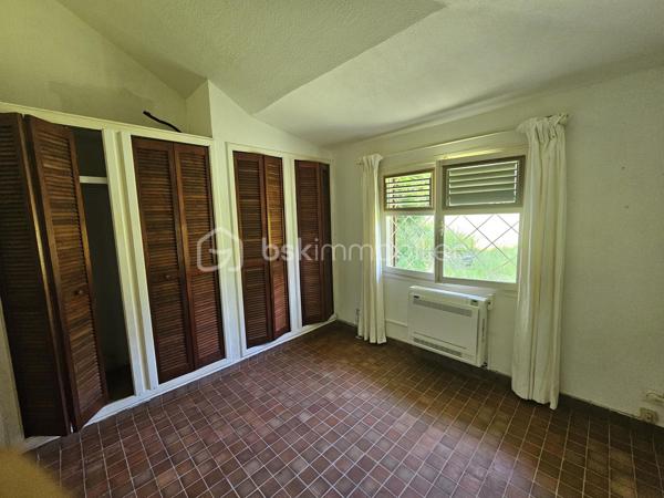 EXCLUSIVITE BSK IMMOBILIER- SAINT-FRANÇOIS – RÉSIDENCE KARUKERA.

Maison à rénover avec permis accepté – À deux pas de la mer.

BIEN RARE À LA VENTE | FORT POTENTIEL | EMPLACEMENT D’EXCEPTION

Au cœur de la très prisée résidence Karukera, à Saint-François, sur la route emblématique de la Pointe des Châteaux, découvrez cette maison individuelle à rénover, idéalement située à seulement 5 minutes du centre de Saint-François et à proximité immédiate de la mer, accessible à pied.

Un emplacement privilégié pour les amoureux de la Guadeloupe, à la recherche d’un pied-à-terre, d’une résidence principale ou d’un investissement à fort potentiel.

Une maison à réinventer selon vos envies.

Édifiée sur une belle parcelle de 604 m², cette maison non mitoyenne de 81 m2 en surface utile ( 35.22 m2 en loi carrez) offre une base idéale pour un projet de rénovation et de valorisation.

Elle se compose actuellement de :

- Un séjour de 16 m2,
- Une chambre spacieuse de 11.80 m2 avec placards,
- Une cuisine donnant sur une terrasse de 19 m2,
- Une salle d’eau avec WC,
- Un grand garage de 24,70 m².

Un projet déjà autorisé pour concrétiser vos envies.

Un permis d’extension et de modification de l’existant a été accepté pour la réalisation d’un très joli projet de maison contemporaine de type 3, comprenant deux chambres, un séjour, une grande cuisine, deux salles d’eau, un espace détente et un bac à punch de 5 x 2 mètres avec son deck.

Un véritable atout pour vous projeter sereinement dans votre futur lieu de vie ou votre investissement.

Le permis accordé pourra naturellement être modifié selon vos envies, vos besoins et votre vision du projet.

Les atouts :

✅ Résidence Karukera, secteur très recherché de Saint-François.

✅ À 5 minutes du centre-ville.

✅ Mer accessible à pied.

✅ Maison non mitoyenne.

✅ Parcelle de 604 m².

✅ Permis de construire accepté pour un projet de maison avec 2 chambres et bac à punch.

✅ Un potentiel exceptionnel dans un secteur recherché.

Une opportunité rare pour créer votre maison idéale dans un cadre privilégié, entre mer, tranquillité et douceur de vivre.

📍 Saint-François – Résidence Karukera, route de la Pointe des Châteaux.

📞 Pour plus d’informations ou organiser une visite, contactez moi.
Plan du projet, photos supplémentaires et vidéos sont disponibles sur demande.