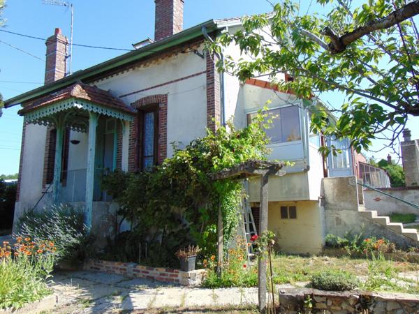 MAISON EN MEULIERE ET BRIQUES AVEC DEPENDANCES