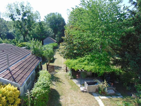 MAISON EN MEULIERE ET BRIQUES AVEC DEPENDANCES