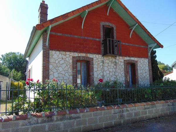 MAISON EN MEULIERE ET BRIQUES AVEC DEPENDANCES