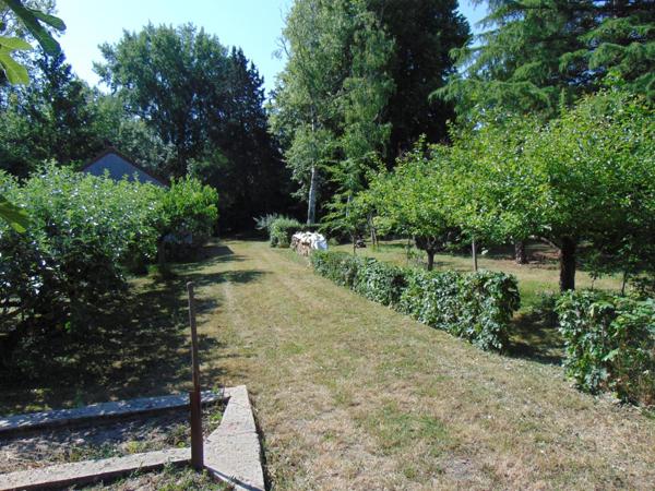 MAISON EN MEULIERE ET BRIQUES AVEC DEPENDANCES