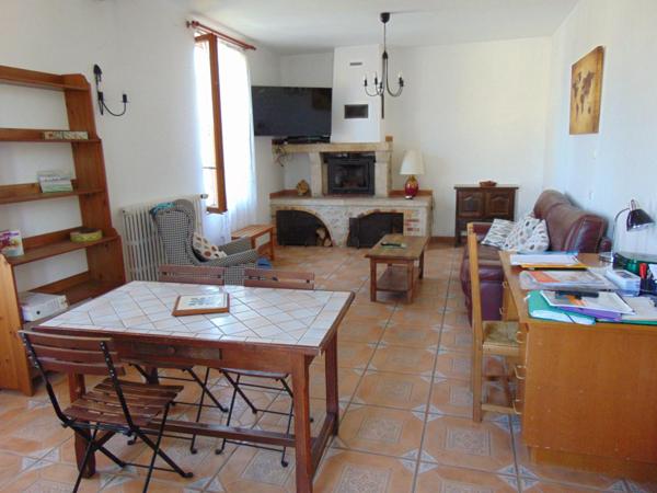 MAISON EN MEULIERE ET BRIQUES AVEC DEPENDANCES