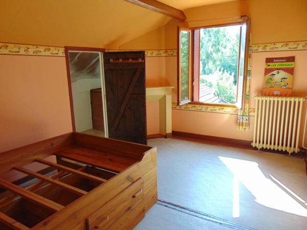 MAISON EN MEULIERE ET BRIQUES AVEC DEPENDANCES