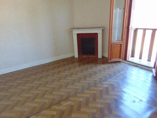 MAISON EN MEULIERE ET BRIQUES AVEC DEPENDANCES