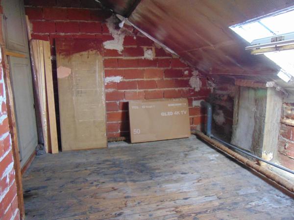 MAISON EN MEULIERE ET BRIQUES AVEC DEPENDANCES