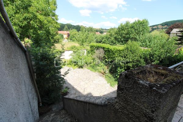 Située au cœur du village recherché de Nant, en sud Aveyron, découvrez cette majestueuse maison de maître traversante, offrant des volumes généreux et un cadre de vie privilégié. Dès l'entrée, un bel escalier donne le ton de cette demeure de caractère. Les pièces de vie se distinguent par une grande hauteur sous plafond et une luminosité omniprésente. Le salon, salle à manger chaleureux avec sa cheminée, s'ouvrant directement sur la vaste terrasse où vous profiterez d'une vue panoramique sur les collines environnantes.
L'espace nuit se compose de trois chambres confortables, une salle de bain et une salle d'eau, un espace dédié permet la création d'un bureau pour le télétravail. Une grande cuisine indépendante, idéale pour les repas en famille. Le rez-de-jardin accueille une cuisine d'été, deux pièces supplémentaire,( possibilité de créer un studio indépendant), une cave, un garage de 35 m² env, un exterrieur de 200 m² env avec barbecue. Village toutes commodités à pied (commerces, école, services ). Votre contact Guy JAYET au 0611566624