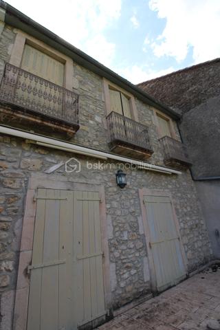 Située au cœur du village recherché de Nant, en sud Aveyron, découvrez cette majestueuse maison de maître traversante, offrant des volumes généreux et un cadre de vie privilégié. Dès l'entrée, un bel escalier donne le ton de cette demeure de caractère. Les pièces de vie se distinguent par une grande hauteur sous plafond et une luminosité omniprésente. Le salon, salle à manger chaleureux avec sa cheminée, s'ouvrant directement sur la vaste terrasse où vous profiterez d'une vue panoramique sur les collines environnantes.
L'espace nuit se compose de trois chambres confortables, une salle de bain et une salle d'eau, un espace dédié permet la création d'un bureau pour le télétravail. Une grande cuisine indépendante, idéale pour les repas en famille. Le rez-de-jardin accueille une cuisine d'été, deux pièces supplémentaire,( possibilité de créer un studio indépendant), une cave, un garage de 35 m² env, un exterrieur de 200 m² env avec barbecue. Village toutes commodités à pied (commerces, école, services ). Votre contact Guy JAYET au 0611566624