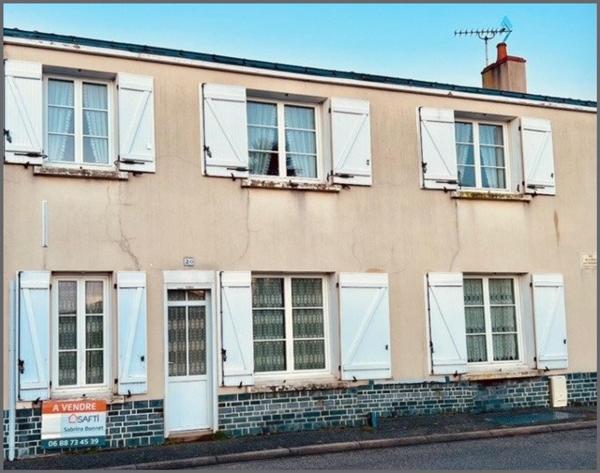 Maison de bourg. Proximité de l'axe La Roche/Nantes, 3 minutes de la gare.