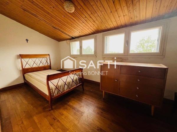 Maison de bourg. Proximité de l'axe La Roche/Nantes, 3 minutes de la gare.