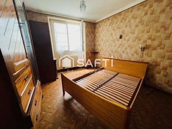 Maison de bourg. Proximité de l'axe La Roche/Nantes, 3 minutes de la gare.