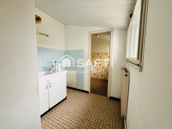 Maison de bourg. Proximité de l'axe La Roche/Nantes, 3 minutes de la gare.