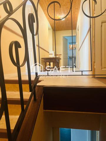 Maison de bourg. Proximité de l'axe La Roche/Nantes, 3 minutes de la gare.