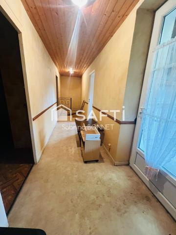 Maison de bourg. Proximité de l'axe La Roche/Nantes, 3 minutes de la gare.