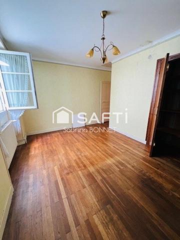 Maison de bourg. Proximité de l'axe La Roche/Nantes, 3 minutes de la gare.