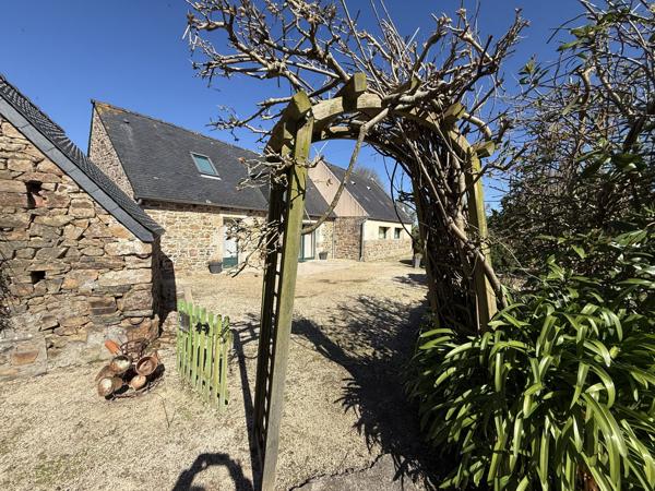 BELLE PROPRIETE EN PIERRES, UNE MAISON PRINCIPALE ET TROIS GITES