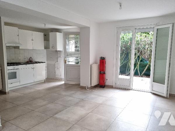 CLAMART. Parc André Malraux. Maison 3 pièces avec terrasse de 25m² en jouissance. Parking en sus.