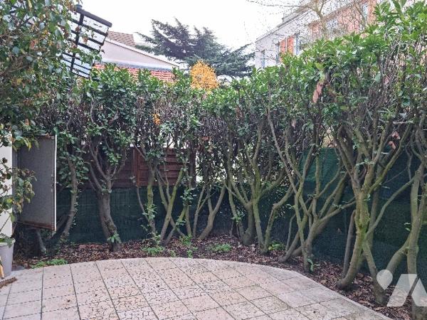 CLAMART. Parc André Malraux. Maison 3 pièces avec terrasse de 25m² en jouissance. Parking en sus.