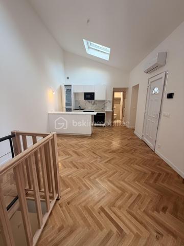 A la porte de Paris, venez découvrir cette belle maison entièrement rénovée à neuf (SURFACE UTILE 83m2), située dans un secteur recherché.

Venez visiter cette maison bénéficiant d’une rénovation complète et soignée, alliant confort moderne, élégance et authenticité.

-Façade et extérieurs soigneusement rénovés
-électricité neuve marque Legrand
-fenêtres avec volets électriques neuves
-cour et terrasse rénovées à neuf
-revêtement neuf
-ravalement neuf
-parquet en chêne 2 cm bâtons rompus
-Éclairage extérieur neuf
- salle de bains avec meuble en marbre sur mesure
-Tuiles/gouttières et réseau d'évacuation refaits à neuf
- Pompe à chaleur réversible (chaud et froid), économique et idéal en période de forte chaleur.
-Menuiserie moderne
-Toiture avec fenêtres de toit
-Sols et revêtements de qualité
-caisson d'extraction pour meilleure ventilation
-Pas de charges de copropriété.
-sous-sol 20 M2 avec douche et espace dressing possible ou salle de jeu enfant.

-Vendu avec cuisine équipée et électroménagers neufs

L'espace salon bénéficie d'une hauteur sous plafond (6 mètres), La maison s’ouvre sur une agréable cour privative, véritable espace extérieur à l’abri des regards, idéal pour profiter des beaux jours, recevoir famille et amis ou simplement se détendre.

Profitez du confort d’une maison avec extérieur tout en restant à quelques minutes de Paris.

Un emplacement particulièrement recherché pour celles et ceux qui souhaitent bénéficier d’un cadre de vie agréable sans s’éloigner de la capitale.

Un bien rare aux portes de Paris, idéal pour une résidence principale ou un investissement de qualité.

Proche des transport RER D SAINT DENIS, RER B LA PLAINE STADE DE FRANCE, METRO 14 SAINT DENIS PLEYEL à moins de dix minutes à pied.

Commerces, écoles et transports accessibles rapidement