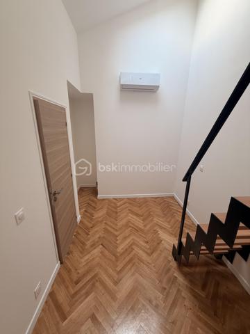 A la porte de Paris, venez découvrir cette belle maison entièrement rénovée à neuf (SURFACE UTILE 83m2), située dans un secteur recherché.

Venez visiter cette maison bénéficiant d’une rénovation complète et soignée, alliant confort moderne, élégance et authenticité.

-Façade et extérieurs soigneusement rénovés
-électricité neuve marque Legrand
-fenêtres avec volets électriques neuves
-cour et terrasse rénovées à neuf
-revêtement neuf
-ravalement neuf
-parquet en chêne 2 cm bâtons rompus
-Éclairage extérieur neuf
- salle de bains avec meuble en marbre sur mesure
-Tuiles/gouttières et réseau d'évacuation refaits à neuf
- Pompe à chaleur réversible (chaud et froid), économique et idéal en période de forte chaleur.
-Menuiserie moderne
-Toiture avec fenêtres de toit
-Sols et revêtements de qualité
-caisson d'extraction pour meilleure ventilation
-Pas de charges de copropriété.
-sous-sol 20 M2 avec douche et espace dressing possible ou salle de jeu enfant.

-Vendu avec cuisine équipée et électroménagers neufs

L'espace salon bénéficie d'une hauteur sous plafond (6 mètres), La maison s’ouvre sur une agréable cour privative, véritable espace extérieur à l’abri des regards, idéal pour profiter des beaux jours, recevoir famille et amis ou simplement se détendre.

Profitez du confort d’une maison avec extérieur tout en restant à quelques minutes de Paris.

Un emplacement particulièrement recherché pour celles et ceux qui souhaitent bénéficier d’un cadre de vie agréable sans s’éloigner de la capitale.

Un bien rare aux portes de Paris, idéal pour une résidence principale ou un investissement de qualité.

Proche des transport RER D SAINT DENIS, RER B LA PLAINE STADE DE FRANCE, METRO 14 SAINT DENIS PLEYEL à moins de dix minutes à pied.

Commerces, écoles et transports accessibles rapidement