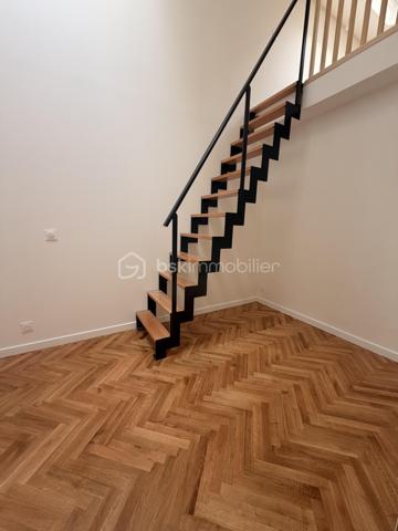 A la porte de Paris, venez découvrir cette belle maison entièrement rénovée à neuf (SURFACE UTILE 83m2), située dans un secteur recherché.

Venez visiter cette maison bénéficiant d’une rénovation complète et soignée, alliant confort moderne, élégance et authenticité.

-Façade et extérieurs soigneusement rénovés
-électricité neuve marque Legrand
-fenêtres avec volets électriques neuves
-cour et terrasse rénovées à neuf
-revêtement neuf
-ravalement neuf
-parquet en chêne 2 cm bâtons rompus
-Éclairage extérieur neuf
- salle de bains avec meuble en marbre sur mesure
-Tuiles/gouttières et réseau d'évacuation refaits à neuf
- Pompe à chaleur réversible (chaud et froid), économique et idéal en période de forte chaleur.
-Menuiserie moderne
-Toiture avec fenêtres de toit
-Sols et revêtements de qualité
-caisson d'extraction pour meilleure ventilation
-Pas de charges de copropriété.
-sous-sol 20 M2 avec douche et espace dressing possible ou salle de jeu enfant.

-Vendu avec cuisine équipée et électroménagers neufs

L'espace salon bénéficie d'une hauteur sous plafond (6 mètres), La maison s’ouvre sur une agréable cour privative, véritable espace extérieur à l’abri des regards, idéal pour profiter des beaux jours, recevoir famille et amis ou simplement se détendre.

Profitez du confort d’une maison avec extérieur tout en restant à quelques minutes de Paris.

Un emplacement particulièrement recherché pour celles et ceux qui souhaitent bénéficier d’un cadre de vie agréable sans s’éloigner de la capitale.

Un bien rare aux portes de Paris, idéal pour une résidence principale ou un investissement de qualité.

Proche des transport RER D SAINT DENIS, RER B LA PLAINE STADE DE FRANCE, METRO 14 SAINT DENIS PLEYEL à moins de dix minutes à pied.

Commerces, écoles et transports accessibles rapidement