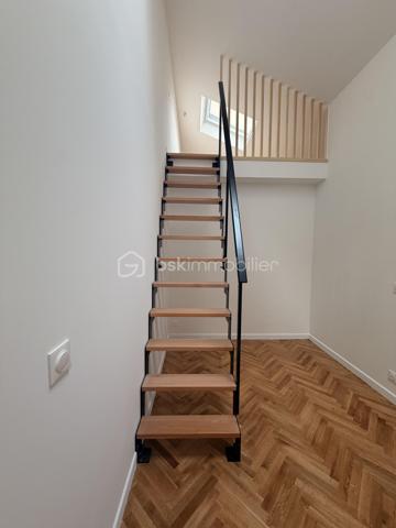 A la porte de Paris, venez découvrir cette belle maison entièrement rénovée à neuf (SURFACE UTILE 83m2), située dans un secteur recherché.

Venez visiter cette maison bénéficiant d’une rénovation complète et soignée, alliant confort moderne, élégance et authenticité.

-Façade et extérieurs soigneusement rénovés
-électricité neuve marque Legrand
-fenêtres avec volets électriques neuves
-cour et terrasse rénovées à neuf
-revêtement neuf
-ravalement neuf
-parquet en chêne 2 cm bâtons rompus
-Éclairage extérieur neuf
- salle de bains avec meuble en marbre sur mesure
-Tuiles/gouttières et réseau d'évacuation refaits à neuf
- Pompe à chaleur réversible (chaud et froid), économique et idéal en période de forte chaleur.
-Menuiserie moderne
-Toiture avec fenêtres de toit
-Sols et revêtements de qualité
-caisson d'extraction pour meilleure ventilation
-Pas de charges de copropriété.
-sous-sol 20 M2 avec douche et espace dressing possible ou salle de jeu enfant.

-Vendu avec cuisine équipée et électroménagers neufs

L'espace salon bénéficie d'une hauteur sous plafond (6 mètres), La maison s’ouvre sur une agréable cour privative, véritable espace extérieur à l’abri des regards, idéal pour profiter des beaux jours, recevoir famille et amis ou simplement se détendre.

Profitez du confort d’une maison avec extérieur tout en restant à quelques minutes de Paris.

Un emplacement particulièrement recherché pour celles et ceux qui souhaitent bénéficier d’un cadre de vie agréable sans s’éloigner de la capitale.

Un bien rare aux portes de Paris, idéal pour une résidence principale ou un investissement de qualité.

Proche des transport RER D SAINT DENIS, RER B LA PLAINE STADE DE FRANCE, METRO 14 SAINT DENIS PLEYEL à moins de dix minutes à pied.

Commerces, écoles et transports accessibles rapidement