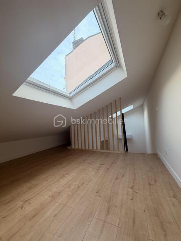 A la porte de Paris, venez découvrir cette belle maison entièrement rénovée à neuf (SURFACE UTILE 83m2), située dans un secteur recherché.

Venez visiter cette maison bénéficiant d’une rénovation complète et soignée, alliant confort moderne, élégance et authenticité.

-Façade et extérieurs soigneusement rénovés
-électricité neuve marque Legrand
-fenêtres avec volets électriques neuves
-cour et terrasse rénovées à neuf
-revêtement neuf
-ravalement neuf
-parquet en chêne 2 cm bâtons rompus
-Éclairage extérieur neuf
- salle de bains avec meuble en marbre sur mesure
-Tuiles/gouttières et réseau d'évacuation refaits à neuf
- Pompe à chaleur réversible (chaud et froid), économique et idéal en période de forte chaleur.
-Menuiserie moderne
-Toiture avec fenêtres de toit
-Sols et revêtements de qualité
-caisson d'extraction pour meilleure ventilation
-Pas de charges de copropriété.
-sous-sol 20 M2 avec douche et espace dressing possible ou salle de jeu enfant.

-Vendu avec cuisine équipée et électroménagers neufs

L'espace salon bénéficie d'une hauteur sous plafond (6 mètres), La maison s’ouvre sur une agréable cour privative, véritable espace extérieur à l’abri des regards, idéal pour profiter des beaux jours, recevoir famille et amis ou simplement se détendre.

Profitez du confort d’une maison avec extérieur tout en restant à quelques minutes de Paris.

Un emplacement particulièrement recherché pour celles et ceux qui souhaitent bénéficier d’un cadre de vie agréable sans s’éloigner de la capitale.

Un bien rare aux portes de Paris, idéal pour une résidence principale ou un investissement de qualité.

Proche des transport RER D SAINT DENIS, RER B LA PLAINE STADE DE FRANCE, METRO 14 SAINT DENIS PLEYEL à moins de dix minutes à pied.

Commerces, écoles et transports accessibles rapidement