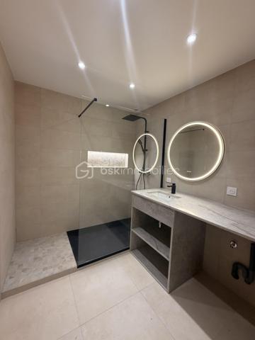A la porte de Paris, venez découvrir cette belle maison entièrement rénovée à neuf (SURFACE UTILE 83m2), située dans un secteur recherché.

Venez visiter cette maison bénéficiant d’une rénovation complète et soignée, alliant confort moderne, élégance et authenticité.

-Façade et extérieurs soigneusement rénovés
-électricité neuve marque Legrand
-fenêtres avec volets électriques neuves
-cour et terrasse rénovées à neuf
-revêtement neuf
-ravalement neuf
-parquet en chêne 2 cm bâtons rompus
-Éclairage extérieur neuf
- salle de bains avec meuble en marbre sur mesure
-Tuiles/gouttières et réseau d'évacuation refaits à neuf
- Pompe à chaleur réversible (chaud et froid), économique et idéal en période de forte chaleur.
-Menuiserie moderne
-Toiture avec fenêtres de toit
-Sols et revêtements de qualité
-caisson d'extraction pour meilleure ventilation
-Pas de charges de copropriété.
-sous-sol 20 M2 avec douche et espace dressing possible ou salle de jeu enfant.

-Vendu avec cuisine équipée et électroménagers neufs

L'espace salon bénéficie d'une hauteur sous plafond (6 mètres), La maison s’ouvre sur une agréable cour privative, véritable espace extérieur à l’abri des regards, idéal pour profiter des beaux jours, recevoir famille et amis ou simplement se détendre.

Profitez du confort d’une maison avec extérieur tout en restant à quelques minutes de Paris.

Un emplacement particulièrement recherché pour celles et ceux qui souhaitent bénéficier d’un cadre de vie agréable sans s’éloigner de la capitale.

Un bien rare aux portes de Paris, idéal pour une résidence principale ou un investissement de qualité.

Proche des transport RER D SAINT DENIS, RER B LA PLAINE STADE DE FRANCE, METRO 14 SAINT DENIS PLEYEL à moins de dix minutes à pied.

Commerces, écoles et transports accessibles rapidement
