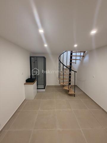 A la porte de Paris, venez découvrir cette belle maison entièrement rénovée à neuf (SURFACE UTILE 83m2), située dans un secteur recherché.

Venez visiter cette maison bénéficiant d’une rénovation complète et soignée, alliant confort moderne, élégance et authenticité.

-Façade et extérieurs soigneusement rénovés
-électricité neuve marque Legrand
-fenêtres avec volets électriques neuves
-cour et terrasse rénovées à neuf
-revêtement neuf
-ravalement neuf
-parquet en chêne 2 cm bâtons rompus
-Éclairage extérieur neuf
- salle de bains avec meuble en marbre sur mesure
-Tuiles/gouttières et réseau d'évacuation refaits à neuf
- Pompe à chaleur réversible (chaud et froid), économique et idéal en période de forte chaleur.
-Menuiserie moderne
-Toiture avec fenêtres de toit
-Sols et revêtements de qualité
-caisson d'extraction pour meilleure ventilation
-Pas de charges de copropriété.
-sous-sol 20 M2 avec douche et espace dressing possible ou salle de jeu enfant.

-Vendu avec cuisine équipée et électroménagers neufs

L'espace salon bénéficie d'une hauteur sous plafond (6 mètres), La maison s’ouvre sur une agréable cour privative, véritable espace extérieur à l’abri des regards, idéal pour profiter des beaux jours, recevoir famille et amis ou simplement se détendre.

Profitez du confort d’une maison avec extérieur tout en restant à quelques minutes de Paris.

Un emplacement particulièrement recherché pour celles et ceux qui souhaitent bénéficier d’un cadre de vie agréable sans s’éloigner de la capitale.

Un bien rare aux portes de Paris, idéal pour une résidence principale ou un investissement de qualité.

Proche des transport RER D SAINT DENIS, RER B LA PLAINE STADE DE FRANCE, METRO 14 SAINT DENIS PLEYEL à moins de dix minutes à pied.

Commerces, écoles et transports accessibles rapidement