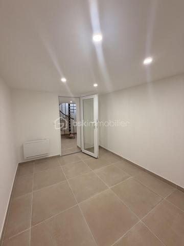 A la porte de Paris, venez découvrir cette belle maison entièrement rénovée à neuf (SURFACE UTILE 83m2), située dans un secteur recherché.

Venez visiter cette maison bénéficiant d’une rénovation complète et soignée, alliant confort moderne, élégance et authenticité.

-Façade et extérieurs soigneusement rénovés
-électricité neuve marque Legrand
-fenêtres avec volets électriques neuves
-cour et terrasse rénovées à neuf
-revêtement neuf
-ravalement neuf
-parquet en chêne 2 cm bâtons rompus
-Éclairage extérieur neuf
- salle de bains avec meuble en marbre sur mesure
-Tuiles/gouttières et réseau d'évacuation refaits à neuf
- Pompe à chaleur réversible (chaud et froid), économique et idéal en période de forte chaleur.
-Menuiserie moderne
-Toiture avec fenêtres de toit
-Sols et revêtements de qualité
-caisson d'extraction pour meilleure ventilation
-Pas de charges de copropriété.
-sous-sol 20 M2 avec douche et espace dressing possible ou salle de jeu enfant.

-Vendu avec cuisine équipée et électroménagers neufs

L'espace salon bénéficie d'une hauteur sous plafond (6 mètres), La maison s’ouvre sur une agréable cour privative, véritable espace extérieur à l’abri des regards, idéal pour profiter des beaux jours, recevoir famille et amis ou simplement se détendre.

Profitez du confort d’une maison avec extérieur tout en restant à quelques minutes de Paris.

Un emplacement particulièrement recherché pour celles et ceux qui souhaitent bénéficier d’un cadre de vie agréable sans s’éloigner de la capitale.

Un bien rare aux portes de Paris, idéal pour une résidence principale ou un investissement de qualité.

Proche des transport RER D SAINT DENIS, RER B LA PLAINE STADE DE FRANCE, METRO 14 SAINT DENIS PLEYEL à moins de dix minutes à pied.

Commerces, écoles et transports accessibles rapidement