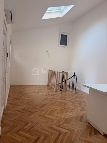 A la porte de Paris, venez découvrir cette belle maison entièrement rénovée à neuf (SURFACE UTILE 83m2), située dans un secteur recherché.

Venez visiter cette maison bénéficiant d’une rénovation complète et soignée, alliant confort moderne, élégance et authenticité.

-Façade et extérieurs soigneusement rénovés
-électricité neuve marque Legrand
-fenêtres avec volets électriques neuves
-cour et terrasse rénovées à neuf
-revêtement neuf
-ravalement neuf
-parquet en chêne 2 cm bâtons rompus
-Éclairage extérieur neuf
- salle de bains avec meuble en marbre sur mesure
-Tuiles/gouttières et réseau d'évacuation refaits à neuf
- Pompe à chaleur réversible (chaud et froid), économique et idéal en période de forte chaleur.
-Menuiserie moderne
-Toiture avec fenêtres de toit
-Sols et revêtements de qualité
-caisson d'extraction pour meilleure ventilation
-Pas de charges de copropriété.
-sous-sol 20 M2 avec douche et espace dressing possible ou salle de jeu enfant.

-Vendu avec cuisine équipée et électroménagers neufs

L'espace salon bénéficie d'une hauteur sous plafond (6 mètres), La maison s’ouvre sur une agréable cour privative, véritable espace extérieur à l’abri des regards, idéal pour profiter des beaux jours, recevoir famille et amis ou simplement se détendre.

Profitez du confort d’une maison avec extérieur tout en restant à quelques minutes de Paris.

Un emplacement particulièrement recherché pour celles et ceux qui souhaitent bénéficier d’un cadre de vie agréable sans s’éloigner de la capitale.

Un bien rare aux portes de Paris, idéal pour une résidence principale ou un investissement de qualité.

Proche des transport RER D SAINT DENIS, RER B LA PLAINE STADE DE FRANCE, METRO 14 SAINT DENIS PLEYEL à moins de dix minutes à pied.

Commerces, écoles et transports accessibles rapidement