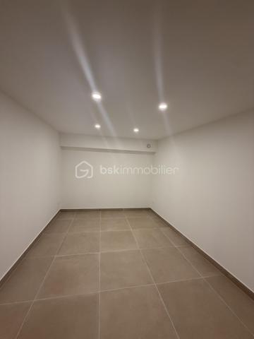 A la porte de Paris, venez découvrir cette belle maison entièrement rénovée à neuf (SURFACE UTILE 83m2), située dans un secteur recherché.

Venez visiter cette maison bénéficiant d’une rénovation complète et soignée, alliant confort moderne, élégance et authenticité.

-Façade et extérieurs soigneusement rénovés
-électricité neuve marque Legrand
-fenêtres avec volets électriques neuves
-cour et terrasse rénovées à neuf
-revêtement neuf
-ravalement neuf
-parquet en chêne 2 cm bâtons rompus
-Éclairage extérieur neuf
- salle de bains avec meuble en marbre sur mesure
-Tuiles/gouttières et réseau d'évacuation refaits à neuf
- Pompe à chaleur réversible (chaud et froid), économique et idéal en période de forte chaleur.
-Menuiserie moderne
-Toiture avec fenêtres de toit
-Sols et revêtements de qualité
-caisson d'extraction pour meilleure ventilation
-Pas de charges de copropriété.
-sous-sol 20 M2 avec douche et espace dressing possible ou salle de jeu enfant.

-Vendu avec cuisine équipée et électroménagers neufs

L'espace salon bénéficie d'une hauteur sous plafond (6 mètres), La maison s’ouvre sur une agréable cour privative, véritable espace extérieur à l’abri des regards, idéal pour profiter des beaux jours, recevoir famille et amis ou simplement se détendre.

Profitez du confort d’une maison avec extérieur tout en restant à quelques minutes de Paris.

Un emplacement particulièrement recherché pour celles et ceux qui souhaitent bénéficier d’un cadre de vie agréable sans s’éloigner de la capitale.

Un bien rare aux portes de Paris, idéal pour une résidence principale ou un investissement de qualité.

Proche des transport RER D SAINT DENIS, RER B LA PLAINE STADE DE FRANCE, METRO 14 SAINT DENIS PLEYEL à moins de dix minutes à pied.

Commerces, écoles et transports accessibles rapidement