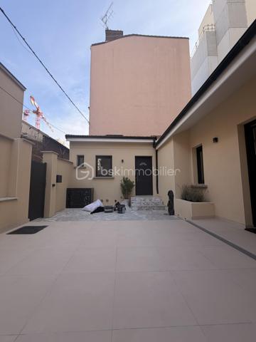 A la porte de Paris, venez découvrir cette belle maison entièrement rénovée à neuf (SURFACE UTILE 83m2), située dans un secteur recherché.

Venez visiter cette maison bénéficiant d’une rénovation complète et soignée, alliant confort moderne, élégance et authenticité.

-Façade et extérieurs soigneusement rénovés
-électricité neuve marque Legrand
-fenêtres avec volets électriques neuves
-cour et terrasse rénovées à neuf
-revêtement neuf
-ravalement neuf
-parquet en chêne 2 cm bâtons rompus
-Éclairage extérieur neuf
- salle de bains avec meuble en marbre sur mesure
-Tuiles/gouttières et réseau d'évacuation refaits à neuf
- Pompe à chaleur réversible (chaud et froid), économique et idéal en période de forte chaleur.
-Menuiserie moderne
-Toiture avec fenêtres de toit
-Sols et revêtements de qualité
-caisson d'extraction pour meilleure ventilation
-Pas de charges de copropriété.
-sous-sol 20 M2 avec douche et espace dressing possible ou salle de jeu enfant.

-Vendu avec cuisine équipée et électroménagers neufs

L'espace salon bénéficie d'une hauteur sous plafond (6 mètres), La maison s’ouvre sur une agréable cour privative, véritable espace extérieur à l’abri des regards, idéal pour profiter des beaux jours, recevoir famille et amis ou simplement se détendre.

Profitez du confort d’une maison avec extérieur tout en restant à quelques minutes de Paris.

Un emplacement particulièrement recherché pour celles et ceux qui souhaitent bénéficier d’un cadre de vie agréable sans s’éloigner de la capitale.

Un bien rare aux portes de Paris, idéal pour une résidence principale ou un investissement de qualité.

Proche des transport RER D SAINT DENIS, RER B LA PLAINE STADE DE FRANCE, METRO 14 SAINT DENIS PLEYEL à moins de dix minutes à pied.

Commerces, écoles et transports accessibles rapidement