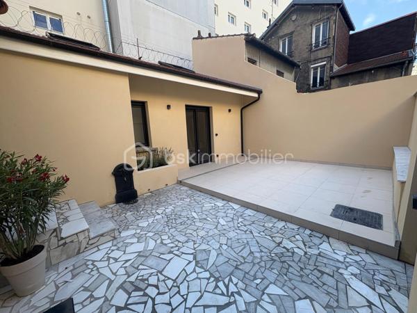 A la porte de Paris, venez découvrir cette belle maison entièrement rénovée à neuf (SURFACE UTILE 83m2), située dans un secteur recherché.

Venez visiter cette maison bénéficiant d’une rénovation complète et soignée, alliant confort moderne, élégance et authenticité.

-Façade et extérieurs soigneusement rénovés
-électricité neuve marque Legrand
-fenêtres avec volets électriques neuves
-cour et terrasse rénovées à neuf
-revêtement neuf
-ravalement neuf
-parquet en chêne 2 cm bâtons rompus
-Éclairage extérieur neuf
- salle de bains avec meuble en marbre sur mesure
-Tuiles/gouttières et réseau d'évacuation refaits à neuf
- Pompe à chaleur réversible (chaud et froid), économique et idéal en période de forte chaleur.
-Menuiserie moderne
-Toiture avec fenêtres de toit
-Sols et revêtements de qualité
-caisson d'extraction pour meilleure ventilation
-Pas de charges de copropriété.
-sous-sol 20 M2 avec douche et espace dressing possible ou salle de jeu enfant.

-Vendu avec cuisine équipée et électroménagers neufs

L'espace salon bénéficie d'une hauteur sous plafond (6 mètres), La maison s’ouvre sur une agréable cour privative, véritable espace extérieur à l’abri des regards, idéal pour profiter des beaux jours, recevoir famille et amis ou simplement se détendre.

Profitez du confort d’une maison avec extérieur tout en restant à quelques minutes de Paris.

Un emplacement particulièrement recherché pour celles et ceux qui souhaitent bénéficier d’un cadre de vie agréable sans s’éloigner de la capitale.

Un bien rare aux portes de Paris, idéal pour une résidence principale ou un investissement de qualité.

Proche des transport RER D SAINT DENIS, RER B LA PLAINE STADE DE FRANCE, METRO 14 SAINT DENIS PLEYEL à moins de dix minutes à pied.

Commerces, écoles et transports accessibles rapidement