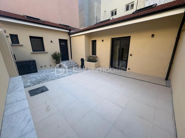 A la porte de Paris, venez découvrir cette belle maison entièrement rénovée à neuf (SURFACE UTILE 83m2), située dans un secteur recherché.

Venez visiter cette maison bénéficiant d’une rénovation complète et soignée, alliant confort moderne, élégance et authenticité.

-Façade et extérieurs soigneusement rénovés
-électricité neuve marque Legrand
-fenêtres avec volets électriques neuves
-cour et terrasse rénovées à neuf
-revêtement neuf
-ravalement neuf
-parquet en chêne 2 cm bâtons rompus
-Éclairage extérieur neuf
- salle de bains avec meuble en marbre sur mesure
-Tuiles/gouttières et réseau d'évacuation refaits à neuf
- Pompe à chaleur réversible (chaud et froid), économique et idéal en période de forte chaleur.
-Menuiserie moderne
-Toiture avec fenêtres de toit
-Sols et revêtements de qualité
-caisson d'extraction pour meilleure ventilation
-Pas de charges de copropriété.
-sous-sol 20 M2 avec douche et espace dressing possible ou salle de jeu enfant.

-Vendu avec cuisine équipée et électroménagers neufs

L'espace salon bénéficie d'une hauteur sous plafond (6 mètres), La maison s’ouvre sur une agréable cour privative, véritable espace extérieur à l’abri des regards, idéal pour profiter des beaux jours, recevoir famille et amis ou simplement se détendre.

Profitez du confort d’une maison avec extérieur tout en restant à quelques minutes de Paris.

Un emplacement particulièrement recherché pour celles et ceux qui souhaitent bénéficier d’un cadre de vie agréable sans s’éloigner de la capitale.

Un bien rare aux portes de Paris, idéal pour une résidence principale ou un investissement de qualité.

Proche des transport RER D SAINT DENIS, RER B LA PLAINE STADE DE FRANCE, METRO 14 SAINT DENIS PLEYEL à moins de dix minutes à pied.

Commerces, écoles et transports accessibles rapidement