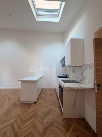 A la porte de Paris, venez découvrir cette belle maison entièrement rénovée à neuf (SURFACE UTILE 83m2), située dans un secteur recherché.

Venez visiter cette maison bénéficiant d’une rénovation complète et soignée, alliant confort moderne, élégance et authenticité.

-Façade et extérieurs soigneusement rénovés
-électricité neuve marque Legrand
-fenêtres avec volets électriques neuves
-cour et terrasse rénovées à neuf
-revêtement neuf
-ravalement neuf
-parquet en chêne 2 cm bâtons rompus
-Éclairage extérieur neuf
- salle de bains avec meuble en marbre sur mesure
-Tuiles/gouttières et réseau d'évacuation refaits à neuf
- Pompe à chaleur réversible (chaud et froid), économique et idéal en période de forte chaleur.
-Menuiserie moderne
-Toiture avec fenêtres de toit
-Sols et revêtements de qualité
-caisson d'extraction pour meilleure ventilation
-Pas de charges de copropriété.
-sous-sol 20 M2 avec douche et espace dressing possible ou salle de jeu enfant.

-Vendu avec cuisine équipée et électroménagers neufs

L'espace salon bénéficie d'une hauteur sous plafond (6 mètres), La maison s’ouvre sur une agréable cour privative, véritable espace extérieur à l’abri des regards, idéal pour profiter des beaux jours, recevoir famille et amis ou simplement se détendre.

Profitez du confort d’une maison avec extérieur tout en restant à quelques minutes de Paris.

Un emplacement particulièrement recherché pour celles et ceux qui souhaitent bénéficier d’un cadre de vie agréable sans s’éloigner de la capitale.

Un bien rare aux portes de Paris, idéal pour une résidence principale ou un investissement de qualité.

Proche des transport RER D SAINT DENIS, RER B LA PLAINE STADE DE FRANCE, METRO 14 SAINT DENIS PLEYEL à moins de dix minutes à pied.

Commerces, écoles et transports accessibles rapidement
