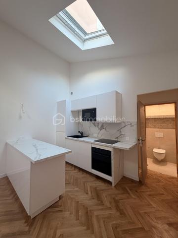 A la porte de Paris, venez découvrir cette belle maison entièrement rénovée à neuf (SURFACE UTILE 83m2), située dans un secteur recherché.

Venez visiter cette maison bénéficiant d’une rénovation complète et soignée, alliant confort moderne, élégance et authenticité.

-Façade et extérieurs soigneusement rénovés
-électricité neuve marque Legrand
-fenêtres avec volets électriques neuves
-cour et terrasse rénovées à neuf
-revêtement neuf
-ravalement neuf
-parquet en chêne 2 cm bâtons rompus
-Éclairage extérieur neuf
- salle de bains avec meuble en marbre sur mesure
-Tuiles/gouttières et réseau d'évacuation refaits à neuf
- Pompe à chaleur réversible (chaud et froid), économique et idéal en période de forte chaleur.
-Menuiserie moderne
-Toiture avec fenêtres de toit
-Sols et revêtements de qualité
-caisson d'extraction pour meilleure ventilation
-Pas de charges de copropriété.
-sous-sol 20 M2 avec douche et espace dressing possible ou salle de jeu enfant.

-Vendu avec cuisine équipée et électroménagers neufs

L'espace salon bénéficie d'une hauteur sous plafond (6 mètres), La maison s’ouvre sur une agréable cour privative, véritable espace extérieur à l’abri des regards, idéal pour profiter des beaux jours, recevoir famille et amis ou simplement se détendre.

Profitez du confort d’une maison avec extérieur tout en restant à quelques minutes de Paris.

Un emplacement particulièrement recherché pour celles et ceux qui souhaitent bénéficier d’un cadre de vie agréable sans s’éloigner de la capitale.

Un bien rare aux portes de Paris, idéal pour une résidence principale ou un investissement de qualité.

Proche des transport RER D SAINT DENIS, RER B LA PLAINE STADE DE FRANCE, METRO 14 SAINT DENIS PLEYEL à moins de dix minutes à pied.

Commerces, écoles et transports accessibles rapidement