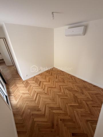 A la porte de Paris, venez découvrir cette belle maison entièrement rénovée à neuf (SURFACE UTILE 83m2), située dans un secteur recherché.

Venez visiter cette maison bénéficiant d’une rénovation complète et soignée, alliant confort moderne, élégance et authenticité.

-Façade et extérieurs soigneusement rénovés
-électricité neuve marque Legrand
-fenêtres avec volets électriques neuves
-cour et terrasse rénovées à neuf
-revêtement neuf
-ravalement neuf
-parquet en chêne 2 cm bâtons rompus
-Éclairage extérieur neuf
- salle de bains avec meuble en marbre sur mesure
-Tuiles/gouttières et réseau d'évacuation refaits à neuf
- Pompe à chaleur réversible (chaud et froid), économique et idéal en période de forte chaleur.
-Menuiserie moderne
-Toiture avec fenêtres de toit
-Sols et revêtements de qualité
-caisson d'extraction pour meilleure ventilation
-Pas de charges de copropriété.
-sous-sol 20 M2 avec douche et espace dressing possible ou salle de jeu enfant.

-Vendu avec cuisine équipée et électroménagers neufs

L'espace salon bénéficie d'une hauteur sous plafond (6 mètres), La maison s’ouvre sur une agréable cour privative, véritable espace extérieur à l’abri des regards, idéal pour profiter des beaux jours, recevoir famille et amis ou simplement se détendre.

Profitez du confort d’une maison avec extérieur tout en restant à quelques minutes de Paris.

Un emplacement particulièrement recherché pour celles et ceux qui souhaitent bénéficier d’un cadre de vie agréable sans s’éloigner de la capitale.

Un bien rare aux portes de Paris, idéal pour une résidence principale ou un investissement de qualité.

Proche des transport RER D SAINT DENIS, RER B LA PLAINE STADE DE FRANCE, METRO 14 SAINT DENIS PLEYEL à moins de dix minutes à pied.

Commerces, écoles et transports accessibles rapidement