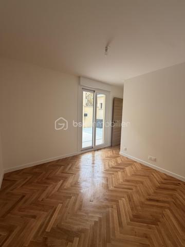 A la porte de Paris, venez découvrir cette belle maison entièrement rénovée à neuf (SURFACE UTILE 83m2), située dans un secteur recherché.

Venez visiter cette maison bénéficiant d’une rénovation complète et soignée, alliant confort moderne, élégance et authenticité.

-Façade et extérieurs soigneusement rénovés
-électricité neuve marque Legrand
-fenêtres avec volets électriques neuves
-cour et terrasse rénovées à neuf
-revêtement neuf
-ravalement neuf
-parquet en chêne 2 cm bâtons rompus
-Éclairage extérieur neuf
- salle de bains avec meuble en marbre sur mesure
-Tuiles/gouttières et réseau d'évacuation refaits à neuf
- Pompe à chaleur réversible (chaud et froid), économique et idéal en période de forte chaleur.
-Menuiserie moderne
-Toiture avec fenêtres de toit
-Sols et revêtements de qualité
-caisson d'extraction pour meilleure ventilation
-Pas de charges de copropriété.
-sous-sol 20 M2 avec douche et espace dressing possible ou salle de jeu enfant.

-Vendu avec cuisine équipée et électroménagers neufs

L'espace salon bénéficie d'une hauteur sous plafond (6 mètres), La maison s’ouvre sur une agréable cour privative, véritable espace extérieur à l’abri des regards, idéal pour profiter des beaux jours, recevoir famille et amis ou simplement se détendre.

Profitez du confort d’une maison avec extérieur tout en restant à quelques minutes de Paris.

Un emplacement particulièrement recherché pour celles et ceux qui souhaitent bénéficier d’un cadre de vie agréable sans s’éloigner de la capitale.

Un bien rare aux portes de Paris, idéal pour une résidence principale ou un investissement de qualité.

Proche des transport RER D SAINT DENIS, RER B LA PLAINE STADE DE FRANCE, METRO 14 SAINT DENIS PLEYEL à moins de dix minutes à pied.

Commerces, écoles et transports accessibles rapidement