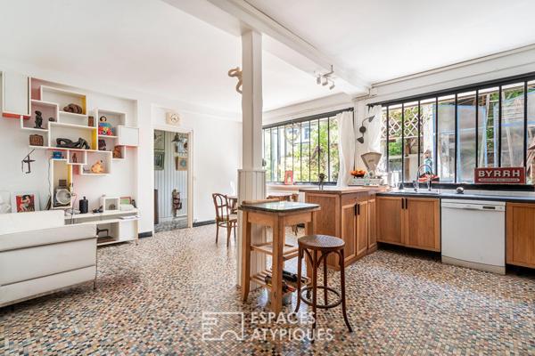 Maison avec dépendance et atelier autour d’un jardin arboré