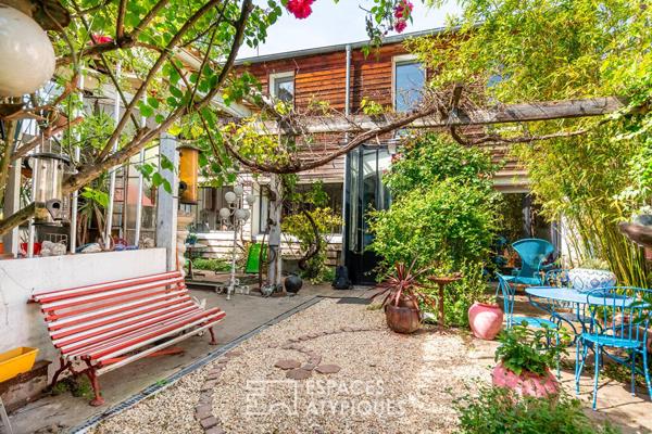 Maison avec dépendance et atelier autour d’un jardin arboré