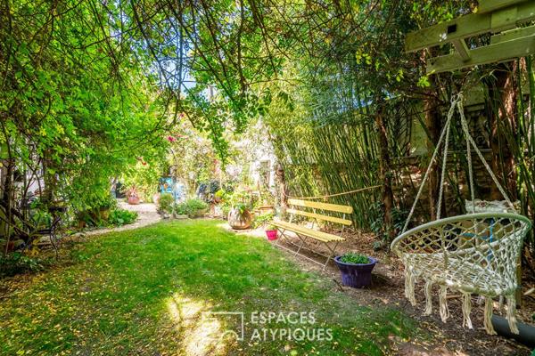 Maison avec dépendance et atelier autour d’un jardin arboré