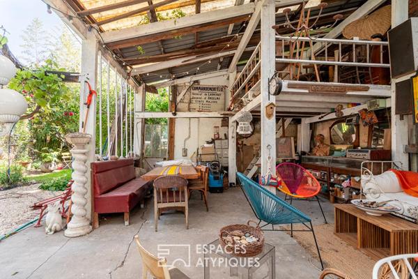 Maison avec dépendance et atelier autour d’un jardin arboré