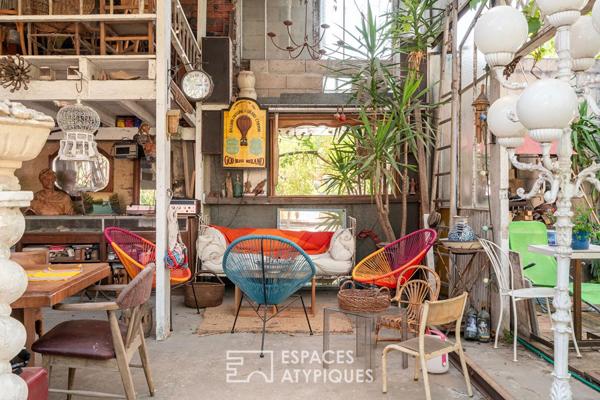 Maison avec dépendance et atelier autour d’un jardin arboré