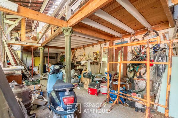 Maison avec dépendance et atelier autour d’un jardin arboré