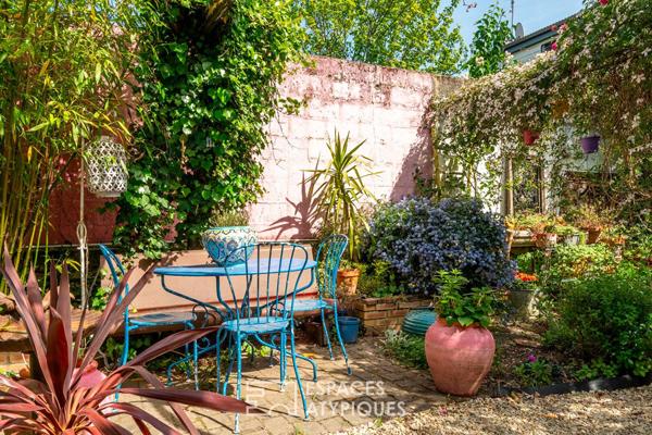 Maison avec dépendance et atelier autour d’un jardin arboré