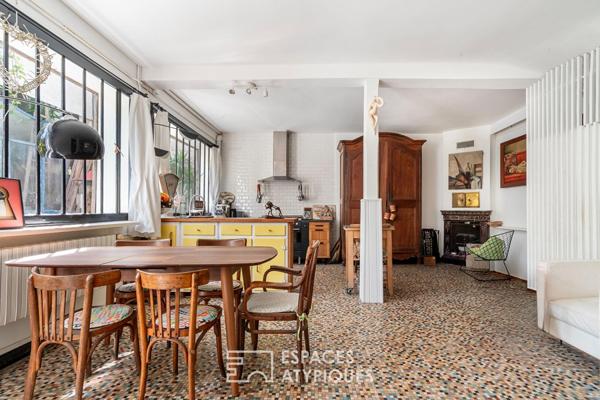 Maison avec dépendance et atelier autour d’un jardin arboré