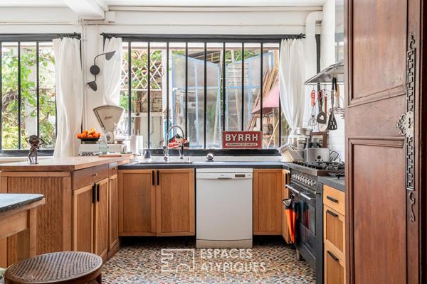 Maison avec dépendance et atelier autour d’un jardin arboré